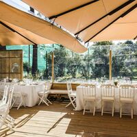 Espace sous les parasols