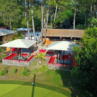 Vue du ciel espace terrasse sous parasols