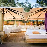 Espace sous les parasols