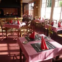 Salle devant cheminée