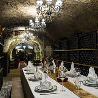 Dîner dans une cave à vin