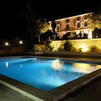 La bastide et sa piscine éclairée
