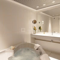 Salle de bain avec jacuzzi