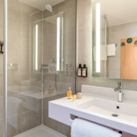 Salle de bains avec douche