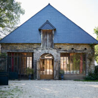 La grande salle, ancienne grange à calèches