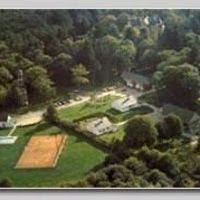 Vue aérienne de la piscine et du tennis