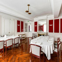 Avec tables de repas