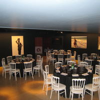 Repas assis dans la salle d'exposition 1 (art moderne)