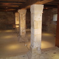 Cellier du manoir avec piliers du 11ème siècle