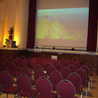 Grande salle et son écran géant