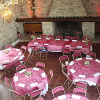 La petite salle (vieilles pierres et poutres apparentes)