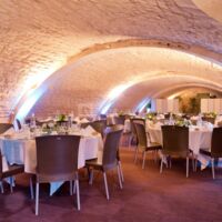Salle de 240m², salle de fête, mariage. Capacité 160 personnes à table. Accès direct dans une petite cour puis le jardin