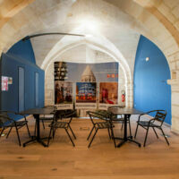 Salle de 100m², donnant sur le jardin, accès PMR