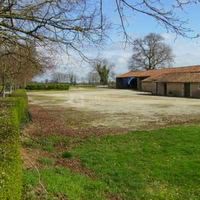 Salle et parking