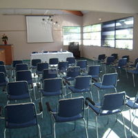 La salle de réunion en disposition conférence.