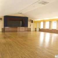 Salle de 250 personnes à 350 m des gîtes (hors du parc).