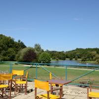 Terrasse en continuité de la salle