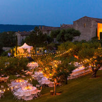 Vue extérieure de nuit