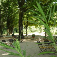 Aire de cocktail dans le parc devant le chateau