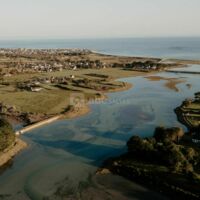 Vue aérienne sur la ria qui se jette dans l'océan