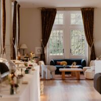 Salle de réception réaménagé en 2ème salon avec buffet