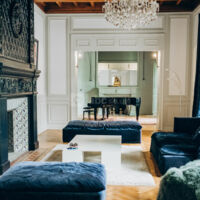 Salon avec cheminée et piano à queue