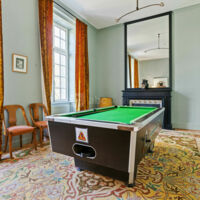 Salon avec billard