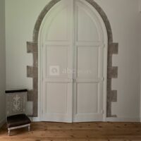 Porte de la petite chappelle donnant sur le palier