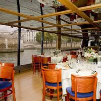 Au pied de Notre dame , votre Salon panoramique du bateau le rive droite