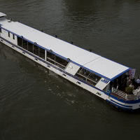 Bateau navigant le Rive droite