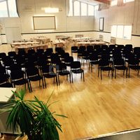 Salle Belle Ile dressée en plenière + espace repas