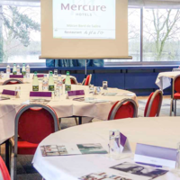 Salle dressée en demi-lune