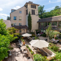 Vue globale cour intérieure de l'hôtel