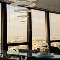 Accueil face à la tour eiffel