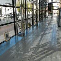 Façade concervée & mise en valeur ac verrière et palmiers