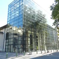 Façade concervée & mise en valeur ac verrière et palmiers