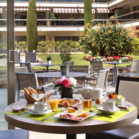 Petit déjeuner en terrasse ou dans notre restaurant