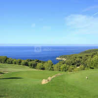 Golf, trou n°10, vue plongeante sur la mer