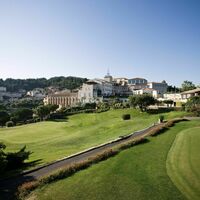 Vue générale de l'hôtel Dolce Frégate Provence depuis le golf
