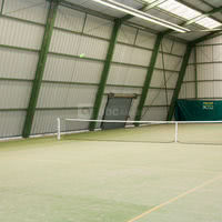 Court de tennis intérieur à l'hôtel