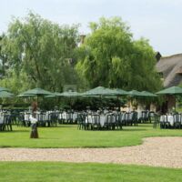 Barbecue dans le jardin