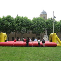 Baby foot humain dans le parc