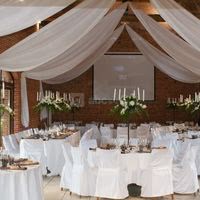 Salle décorée pour un mariage