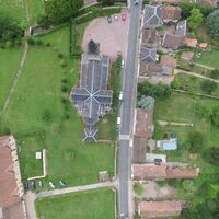 Vue jardin, écurie, église