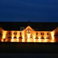 Façade des écuries (nuit)