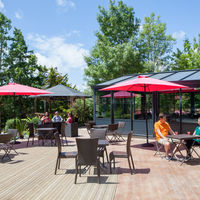 Une terrasse surplombant la piscine