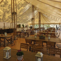 Déjeuner sous la tente