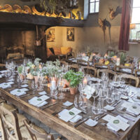 Repas convivial au coin de la cheminée