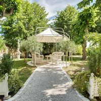 Pergola dans le jardin