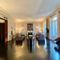 Salon de réception 4 m de hauteur sous plafond lumière du jour